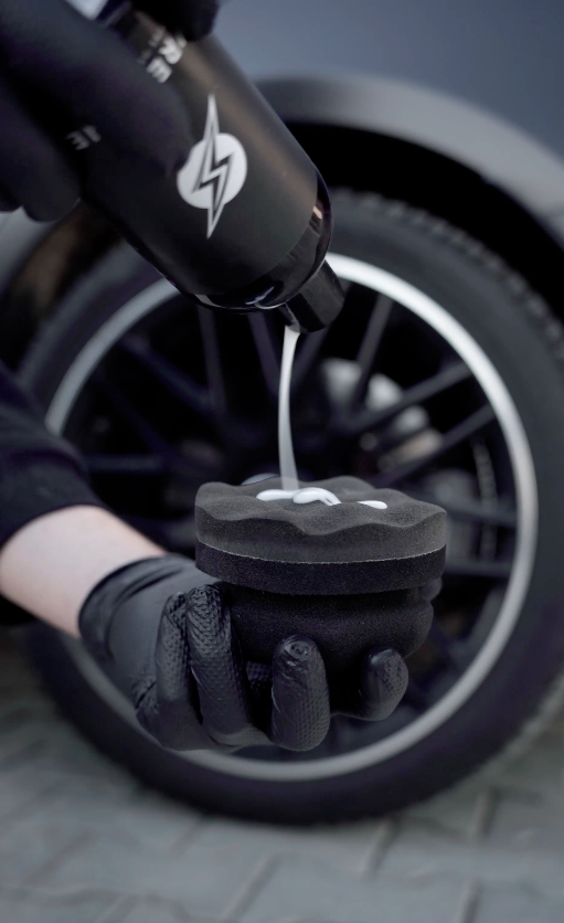 TYRE & TRIM APPLICATOR